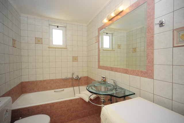 bathroom2.jpg