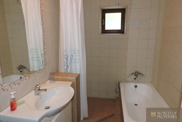 web_bathroom.jpg
