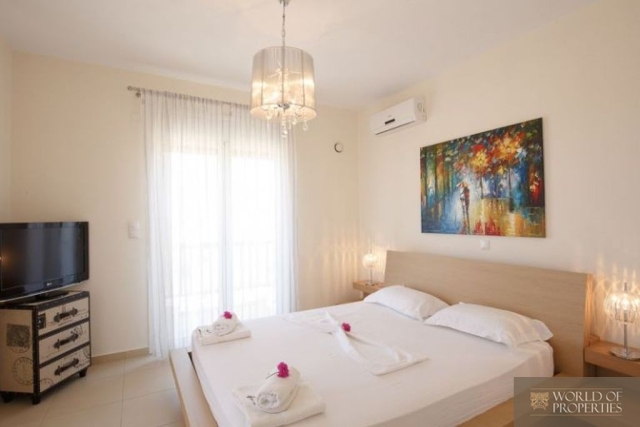 web_bedroom1-b98ee2eb.jpg